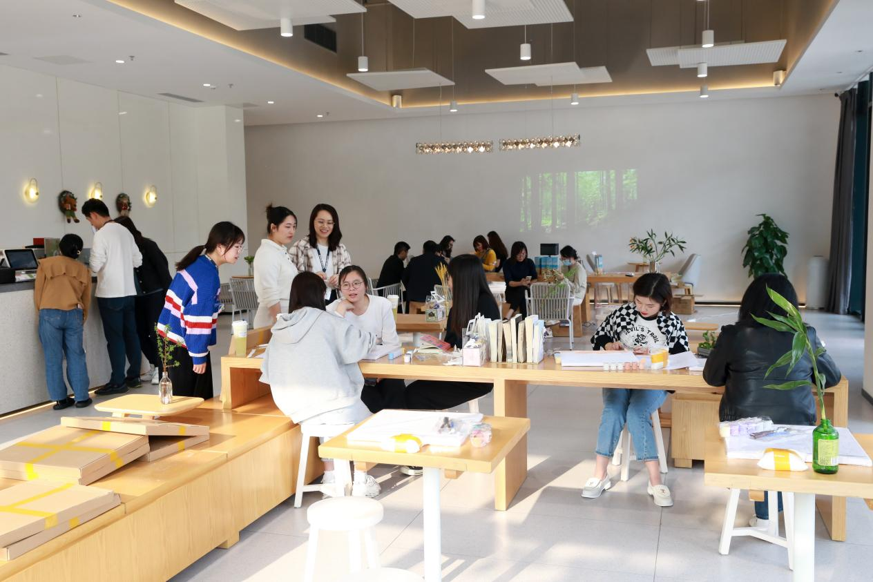 花漾女神，傲然绽放 | amjs澳金沙门线路技术举行“花漾女神宠爱日”活动，热烈庆祝三八国际妇女节